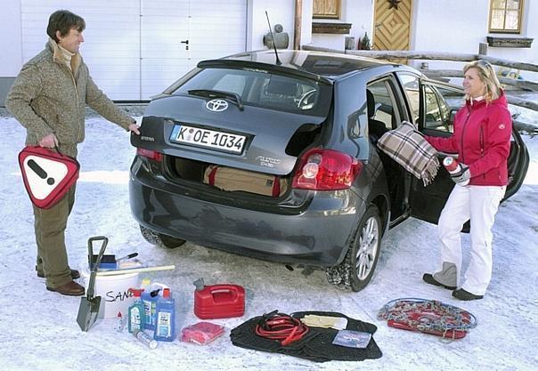 Um auch in der kalten Jahreszeit sicher ans Ziel zu kommen, ist eine winterliche Grundausrüstung unentbehrlich. Foto: Allianz/GP